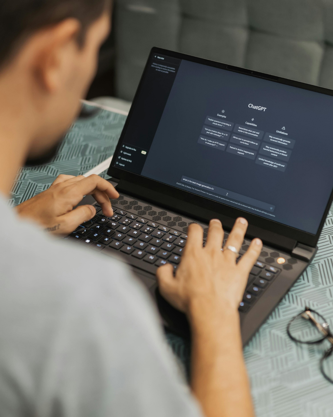 Entrepreneur travaillant avec Claude Cowork sur son ordinateur